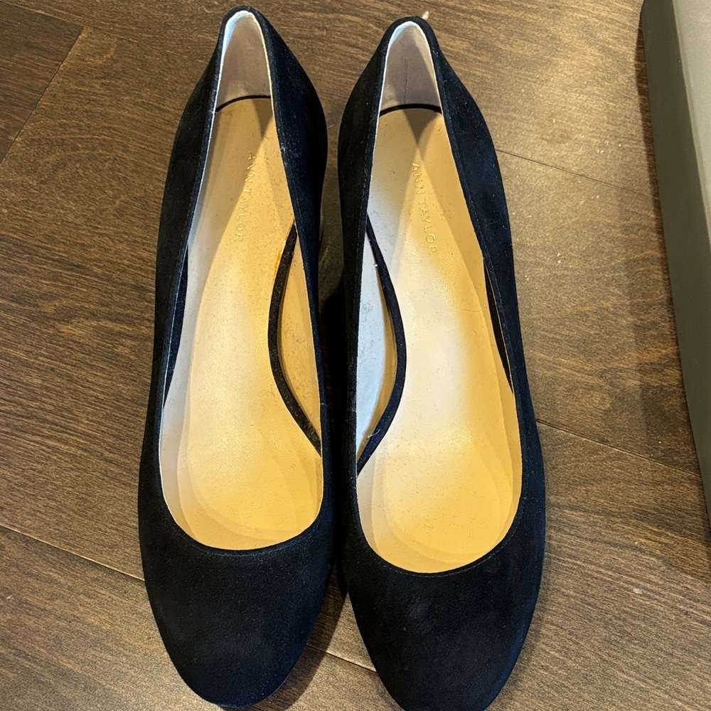 Ann Taylor Black Suede Heels with Tortoise Block - Picture 2 of 5